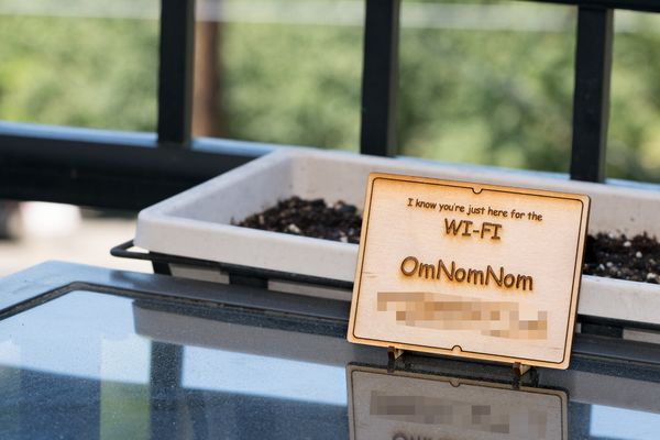 Wi-Fi plaque